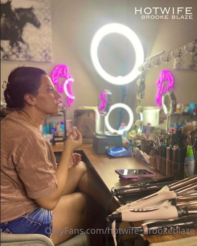 Finally got my sign hung up in my makeup room! 😘👸🏻♠️🖤 4