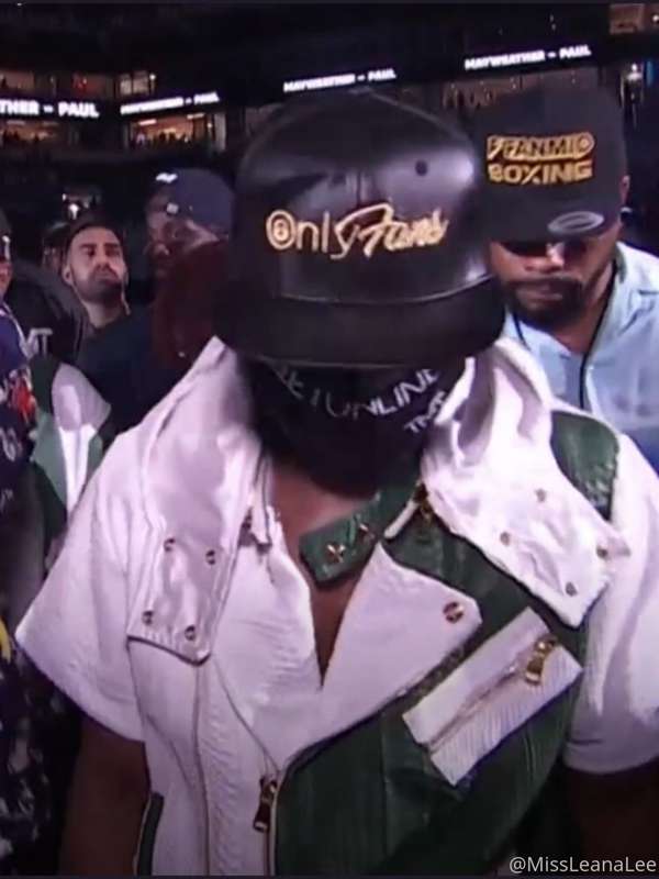 Did you guys catch Floyd Mayweather’s hat 🧢?