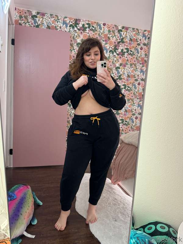 Still cute in sweats? 7