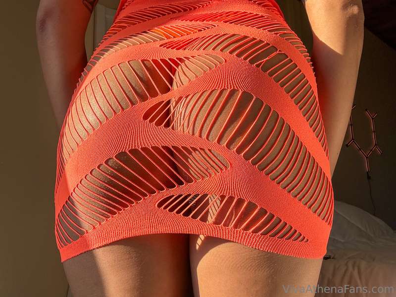 revealing a peachy buns 🍑🧡 6