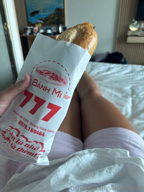 Unpopular opinion but I happen to love eating in bed ☺️