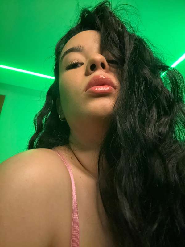 Send me a tip if you would kiss my lips🫦 (you will receive s..