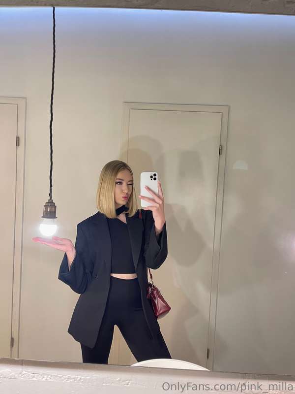 Hmm, doesn't a nice jacket🔥 on a girl immediately make her l..