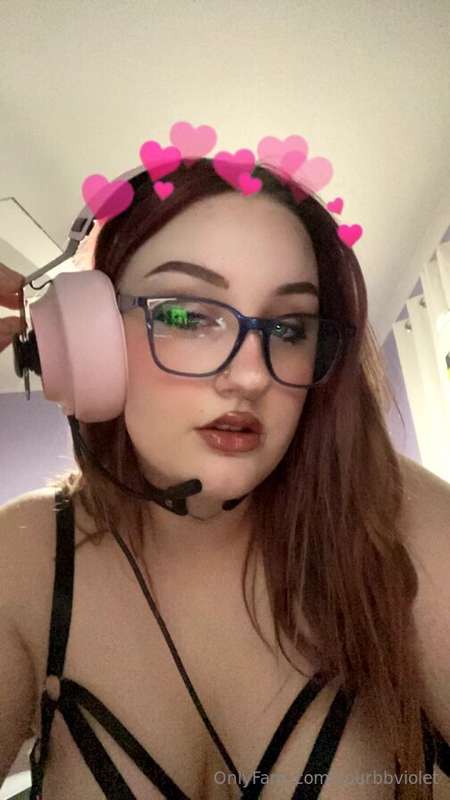 Gamer Girl nudes ;)  2 videos, 7 photos mainly tits in this .. 2