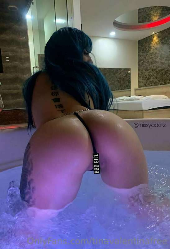 Wanna taste my lips?💋
They are so pink 🎀
😳 @missyadele 😳
Thi..