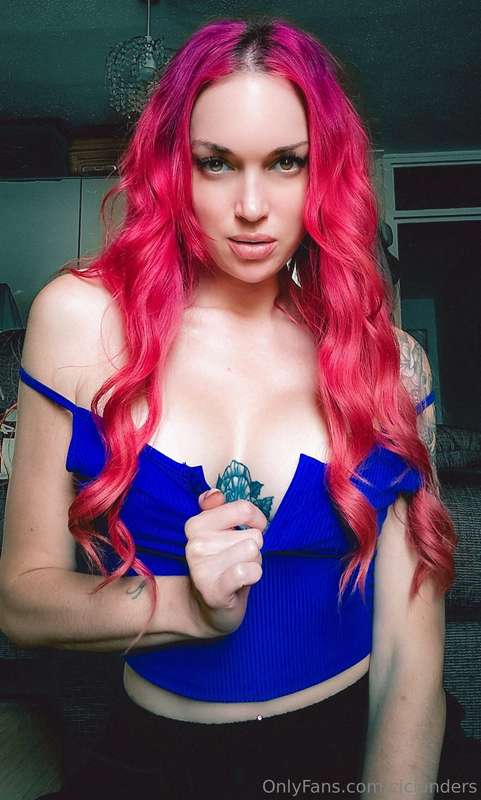 How does the blue look? Does it suit me 3