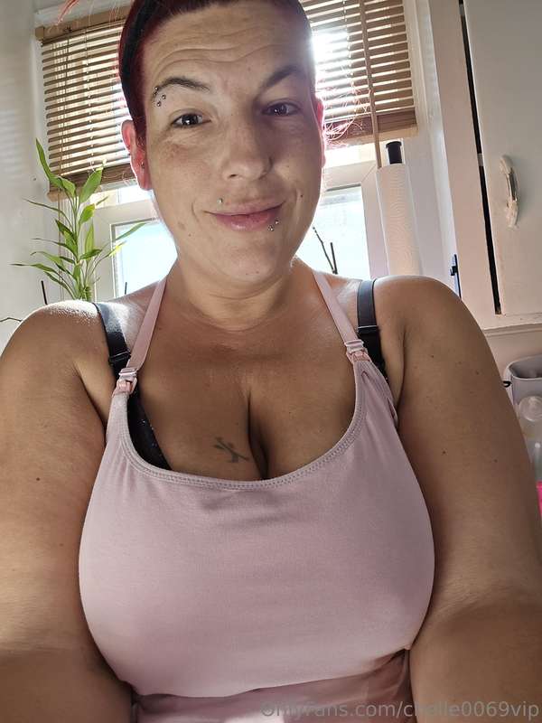 Happy FRIDAY! 💖 I got a new phone just for perving and the p..