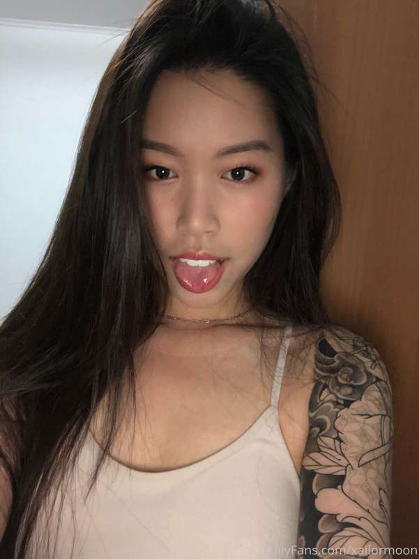 How are you all doing? I hope you guys enjoy these selfies h..