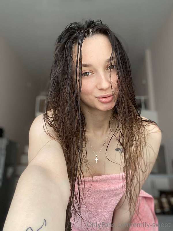 Have you ever met a look that promises more than words? 💋👀