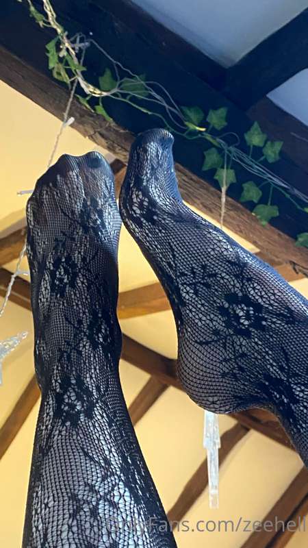 toes toes toes 🖤🦇 2