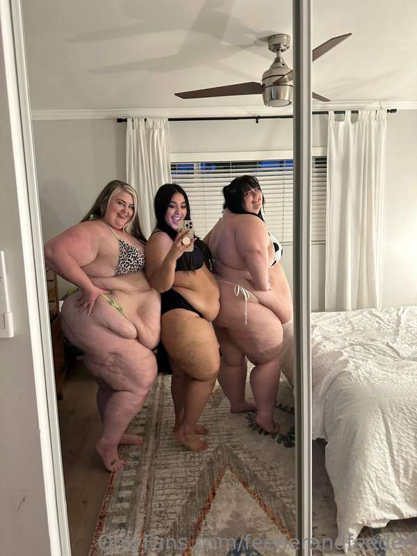 Over 1000lbs of woman and we barely fit in the mirror 🥵 bein.. 2