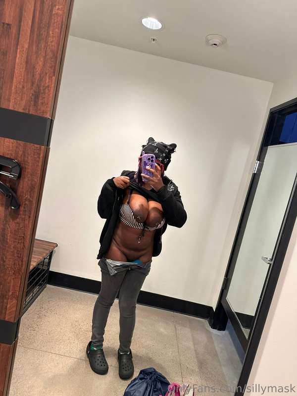 snuck a pic in the changing room 💦had the door open too i wa..