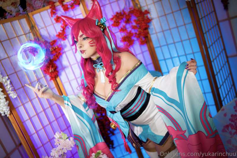 Amo este cosplay, la combinación de colores es perfecta~ y m..