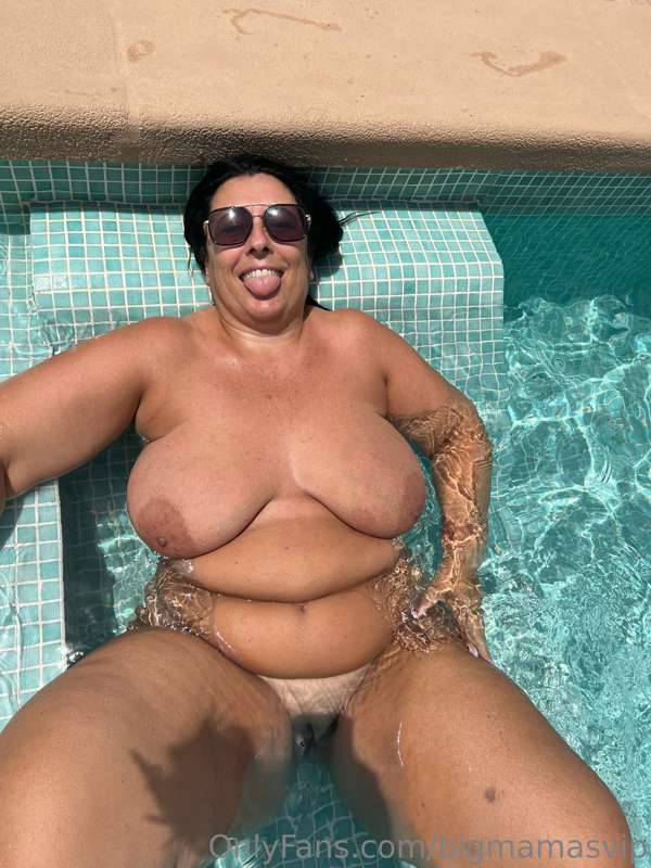 I love getting naked in the pool wanna join me 😍💦