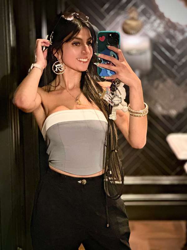Am I cute? 1000 likes and I’ll flash my tits in the next pos.. 6