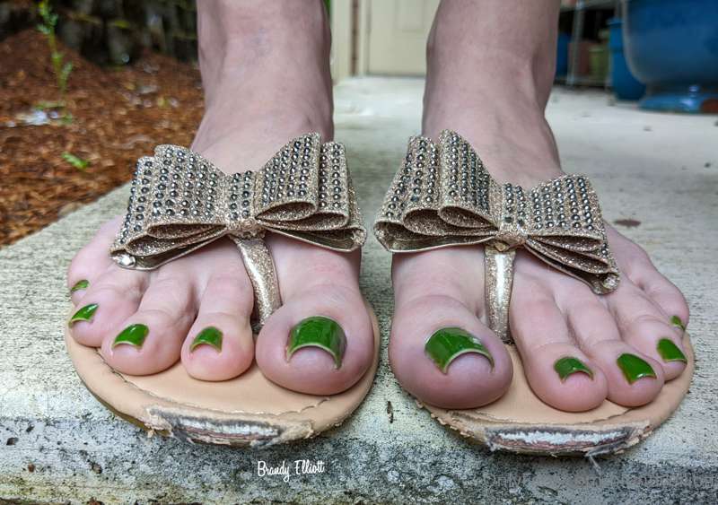 Happy Toesday 💚

PS 🙏 Please send new flip flops 🥺