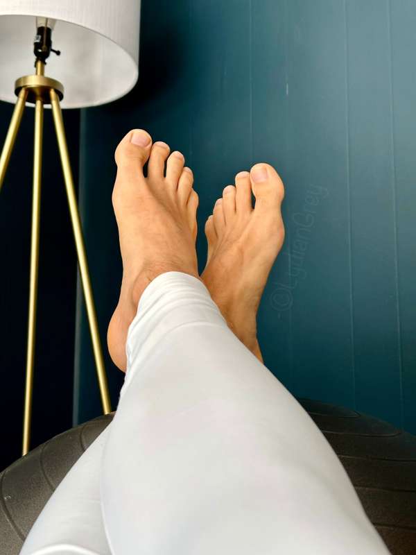🦶🏻👃🏻 Foot flex 💪🏻 🧦 
Work out my toes after my workout ?

1 .. 3