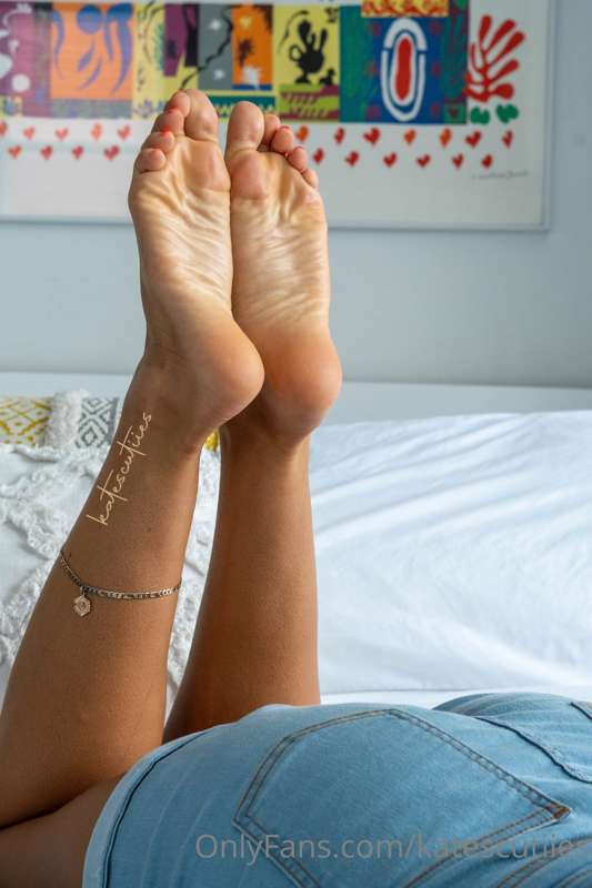 Enjoy these pics of my feet in the pose😘 they would look so .. 6