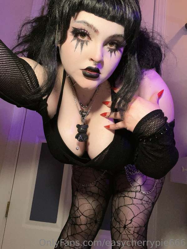 Am I the prettiest goth slut 🖤