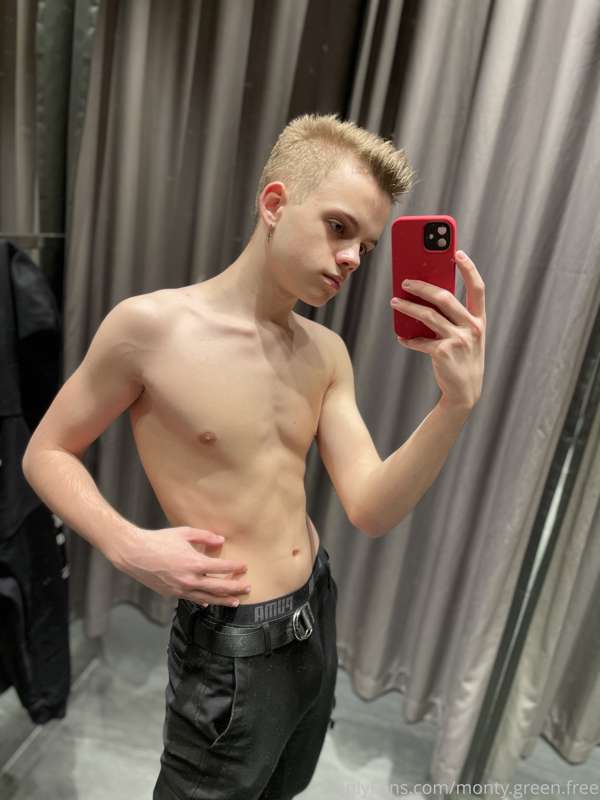 Wow! 😍 How is the video from the fitting room?
👑There is a c..