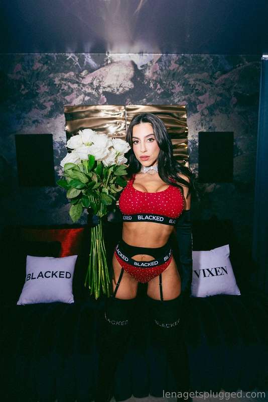 Pretty flowers and a big booty 🥰💐  4