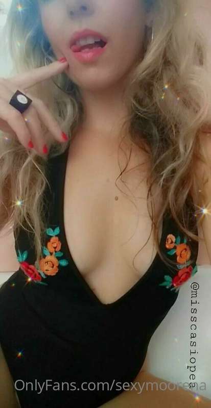 🌺🌺@misscasiopea🌺🌺  🔥ℍ𝕠𝕣𝕟𝕪 𝕓𝕝𝕠𝕟𝕕𝕖 𝕝𝕠𝕠𝕜𝕚𝕟𝕘 𝕗𝕠𝕣 𝕒 𝕞𝕒𝕟 𝕥𝕠 𝕗𝕦𝕝𝕗𝕚𝕝..