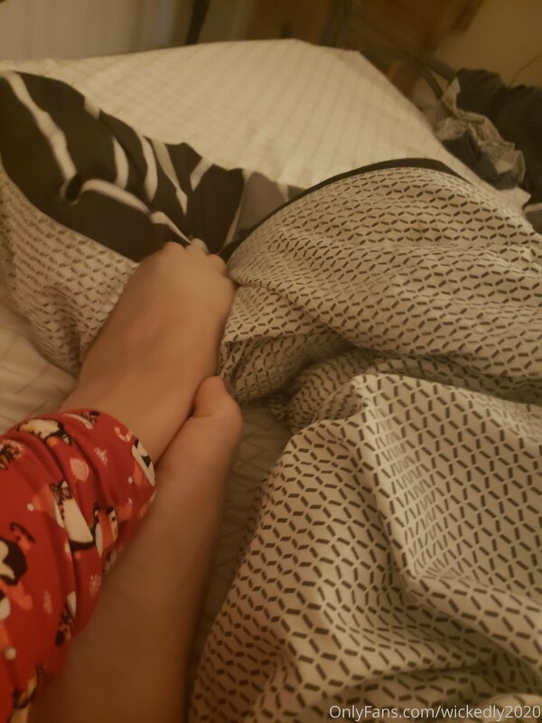 Cute leggings and cold toesies