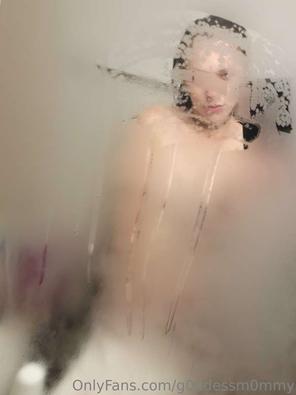A little steamy after my shower 🚿 😌 4