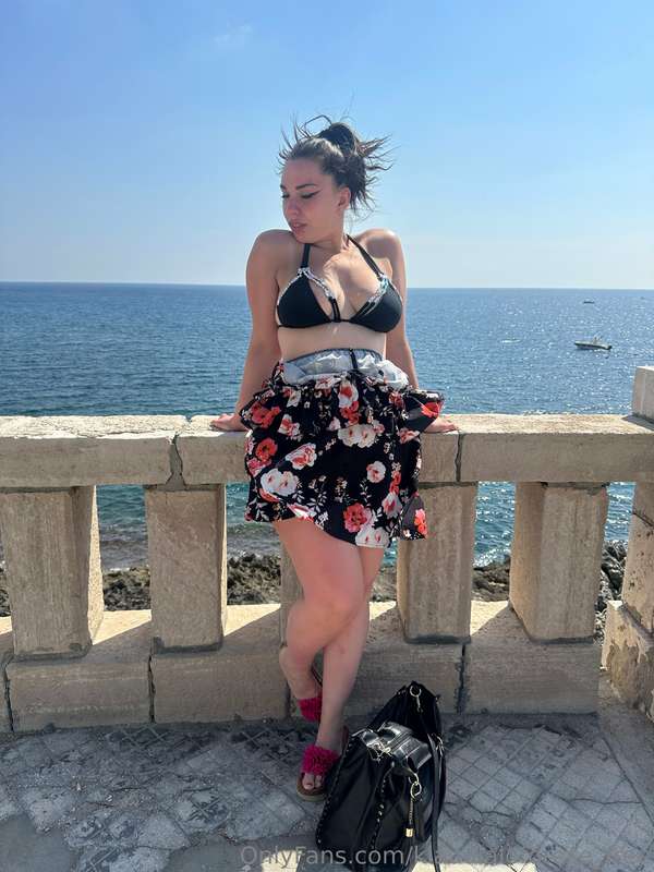 Ho mezz’ora libera per fare live, porconi 😏 Scrivetemi su OF..
