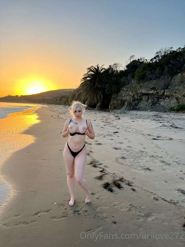 What’s better then sunsets & titties 😍 8