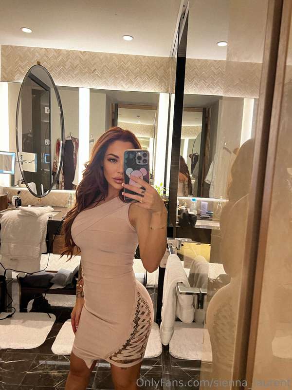 I love wearing dresses 🤎 It instantly unlocks my feminine en..
