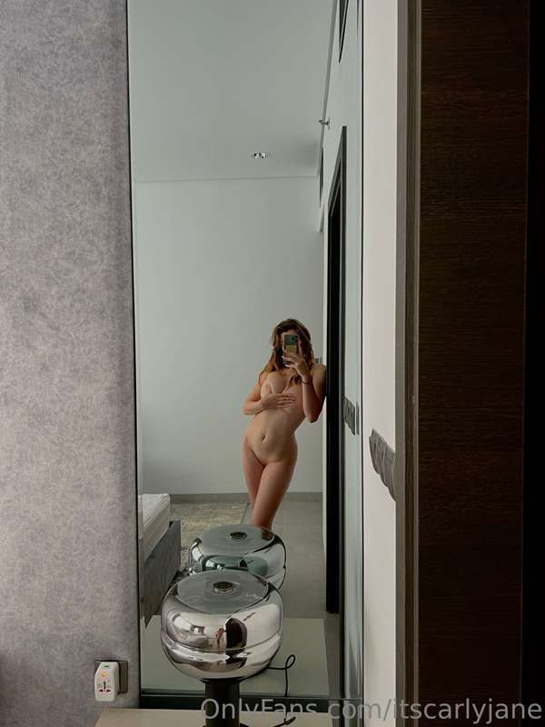 I like to take naughty pictures in my friends bedrooms 🥲 🥸