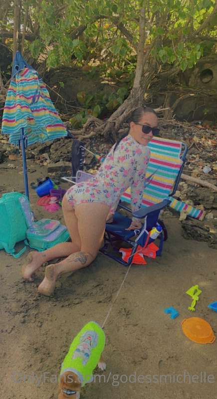 🌊☀️🏖🐶🦴💦🔥🍑