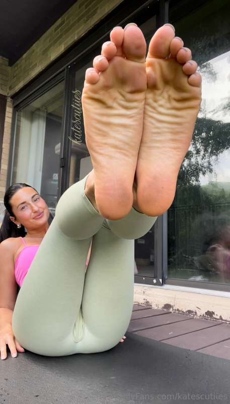 The longest feet of your dreams😘💖 I know you wanna suck on t.. 2