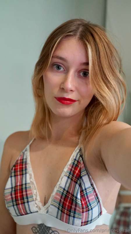 Its a red lip kind of day 🥰 

Don’t forget to message us wit.. 2