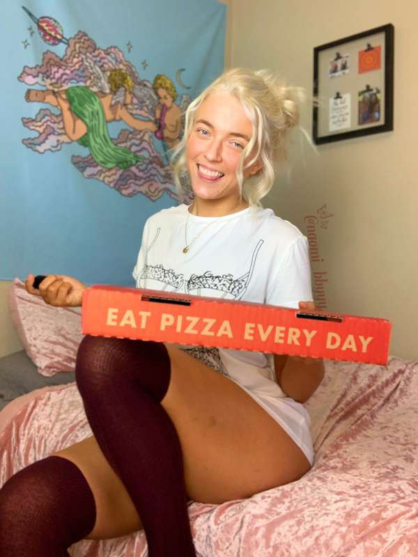 who wants to stay in and eat pizza tonight? 🤤😋❤️🍕
