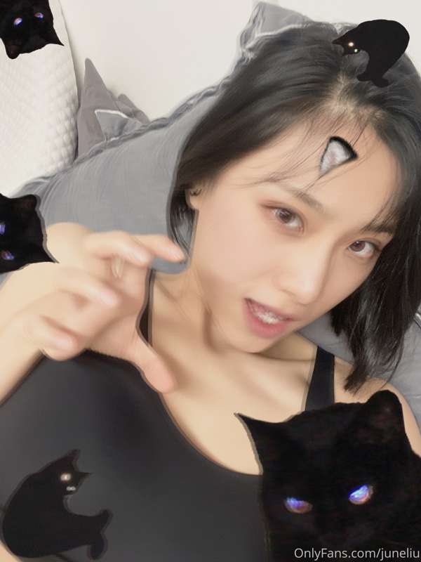 I’m checking your messages 🤳🏻 4