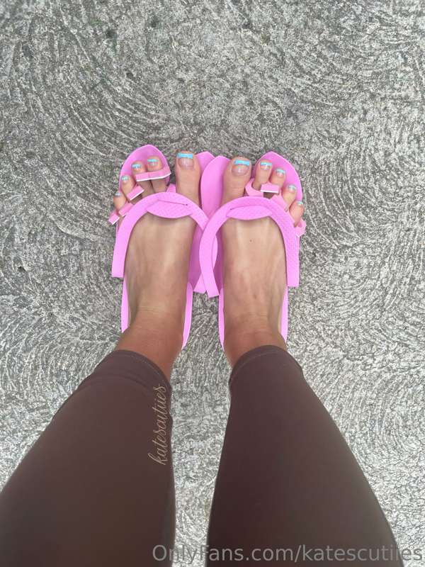 What do we think of the new pedicure??🥰 I’ll be uploading so.. 2