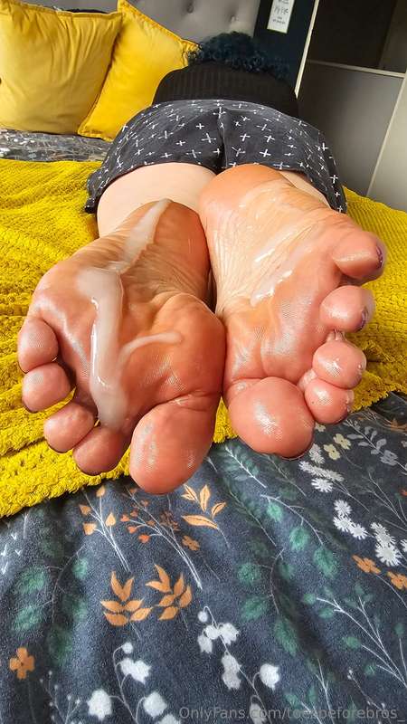 Feeling @softsoles.prettytoesxoxo all over my 🍆 before I 💦 2