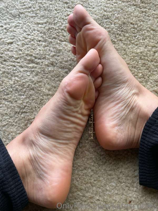 Close ups😘 tryna rub your dick on these soles?? 7