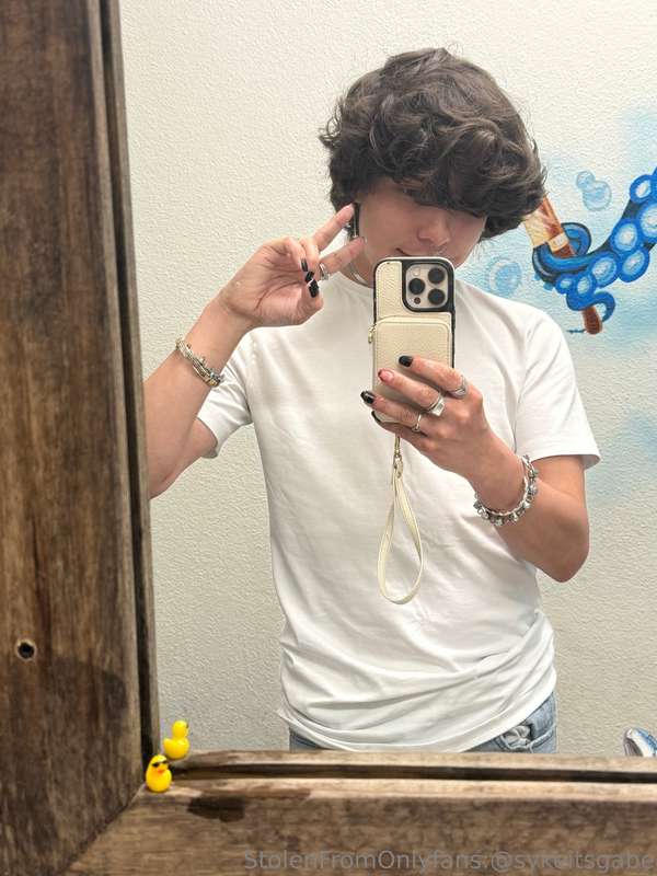 Just a random photo drop of me recently (SFW) :3 