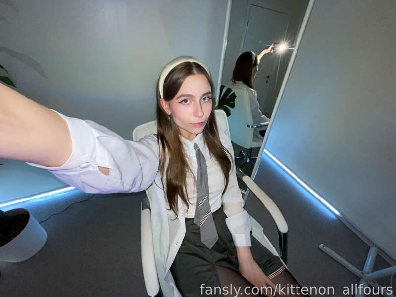Kittenon_Allfours - Fansly - 03 Dec, 2022 2