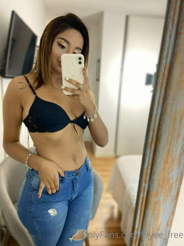 Hey baby! Wanna see my kitty?🐱 😈

https://onlyfans.com/lilye.. 5