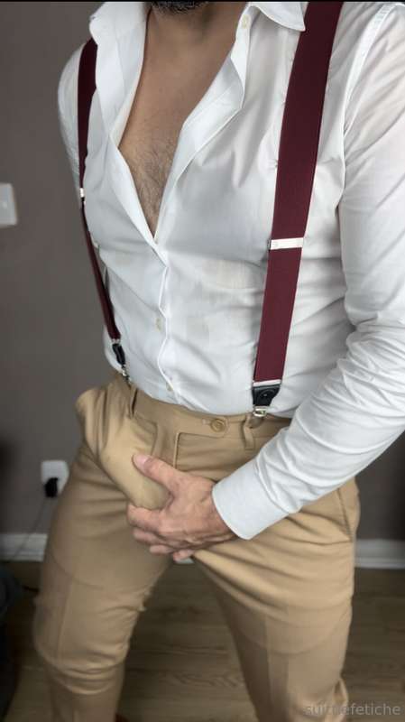 Ele veste meias sociais com uma confiança sedutora, onde cad.. 15
