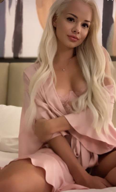 i'm waiting for you to cum and play in my dm's.. don't leave..