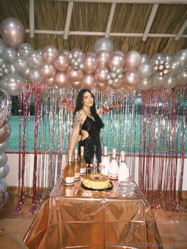 26 today 🎂💋 A little older, a lot bolder 😏 Come celebrate wi..