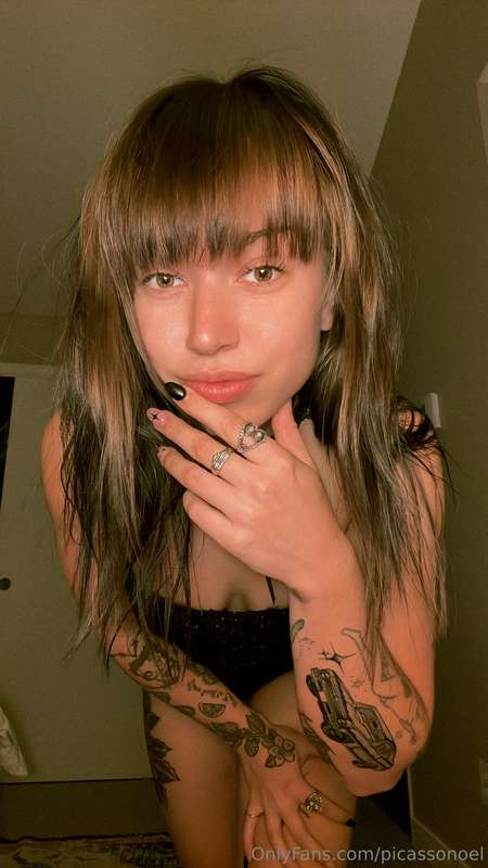 Hi babes 🖤 guess who has dark hair now ;) heres some cute pi.. 3