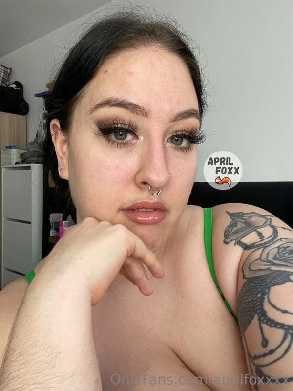 Are you into girls that wear makeup? 😏