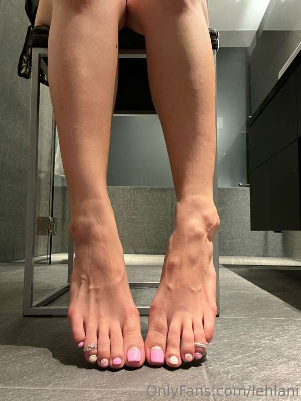 I see why u guys love my feet, they are so pretty 😻 6