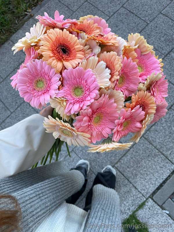 I decided to please my mom and bought her flowers. 💐🌸I reall.. 1